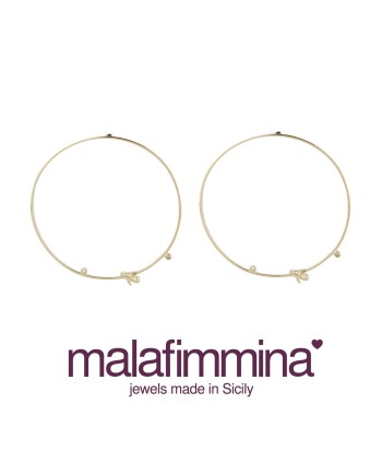 Orecchini a Cerchio Malafimmina in Oro Giallo con Diamanti e Dettaglio Ape