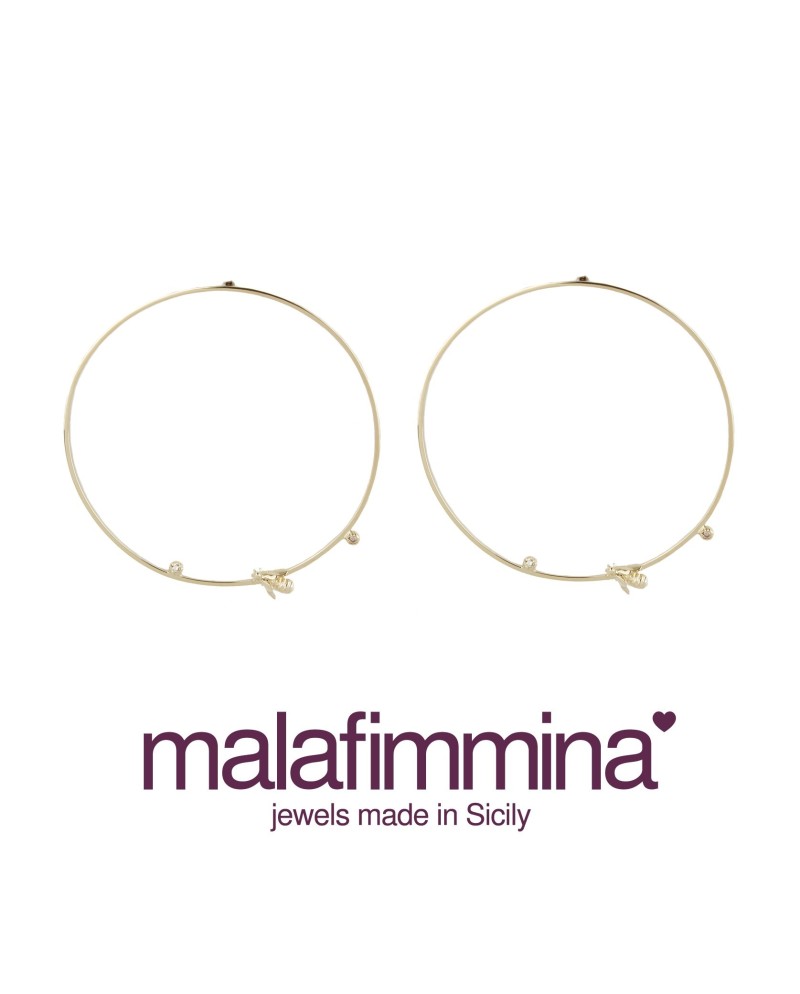 Orecchini a Cerchio Malafimmina in Oro Giallo con Diamanti e Dettaglio Ape