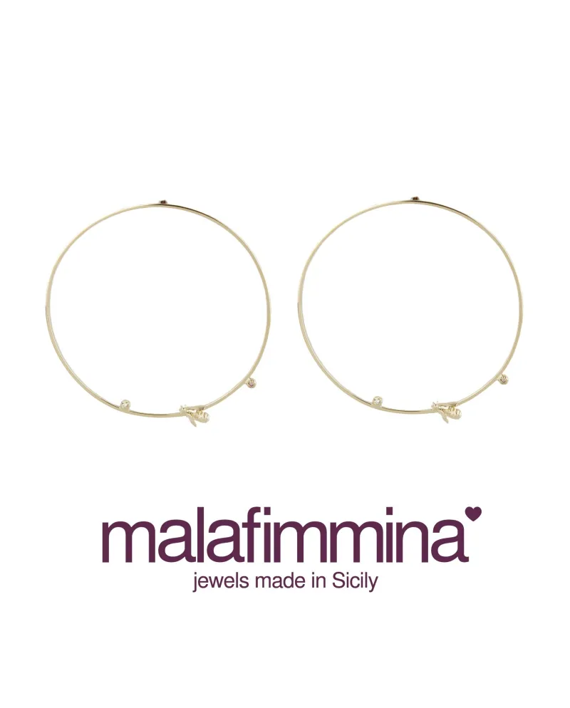 Orecchini a Cerchio Malafimmina in Oro Giallo con Diamanti e Dettaglio Ape Orecchini a Cerchio Malafimmina in Oro Giallo con Diamanti e Dettaglio Ape