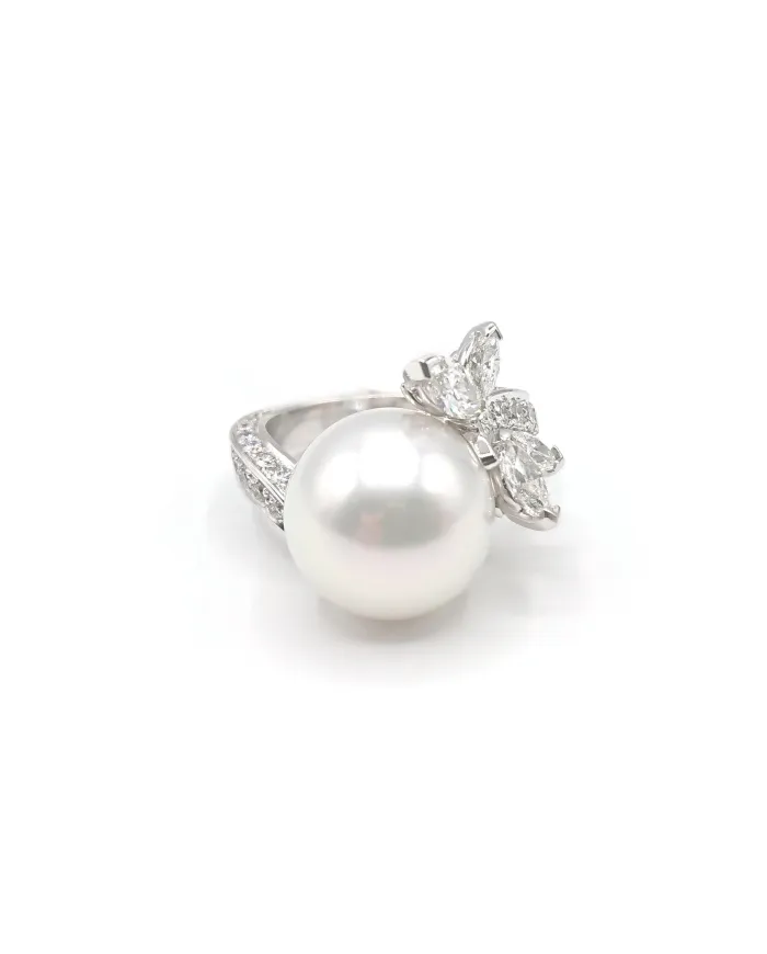 Mikimoto Ring in White Gold with Pearl and Diamonds