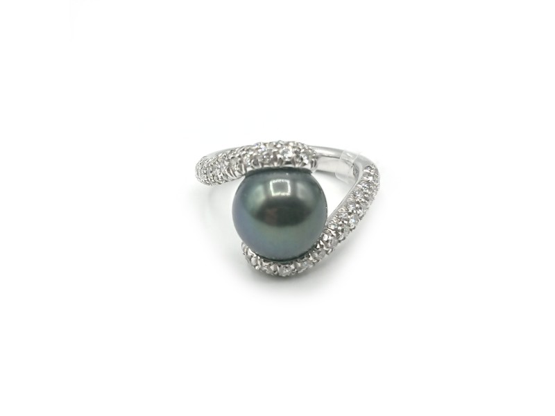 Mikimoto Ring in White Gold with Black Pearl and Diamonds
