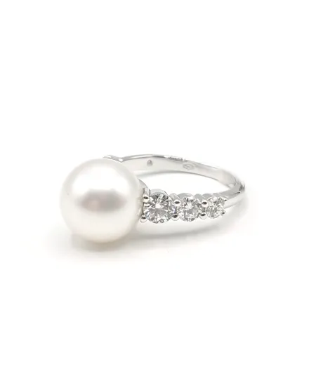 Mikimoto Ring in White Gold with Pearl and Diamonds