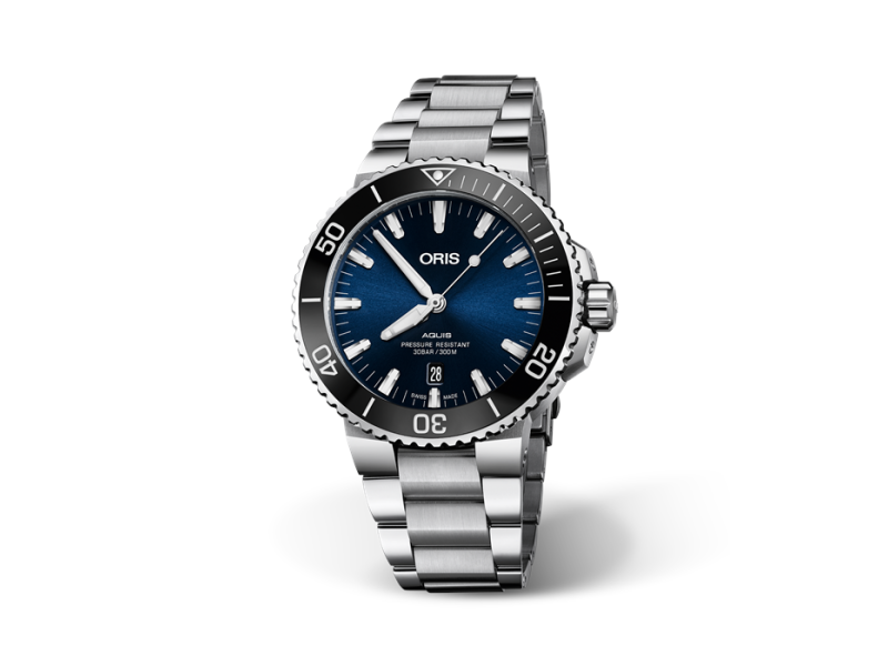Oris Aquis Date 43.5 mm watch with blue dial and steel bracelet