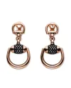 Boucles d'oreilles pendantes en or rose avec mors, diamants noirs et corindon noir