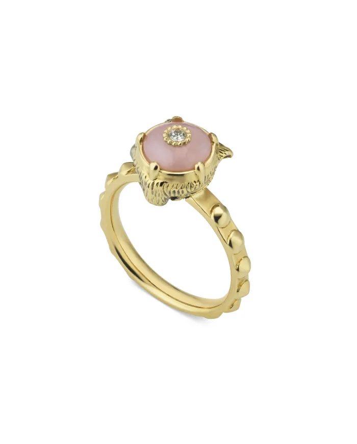 Bague Gucci Le Marché des Merveilles en or jaune, ornée d'une opale rose et de diamants, représentant une tête de félin.