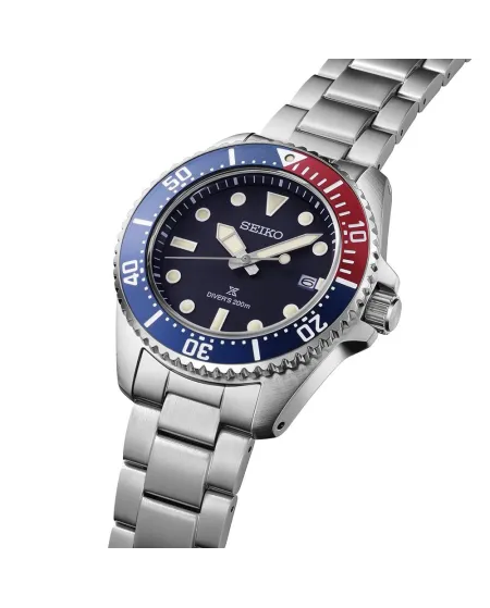 Montre Seiko Prospex Solar Diver 200M avec cadran bleu et bracelet en acier