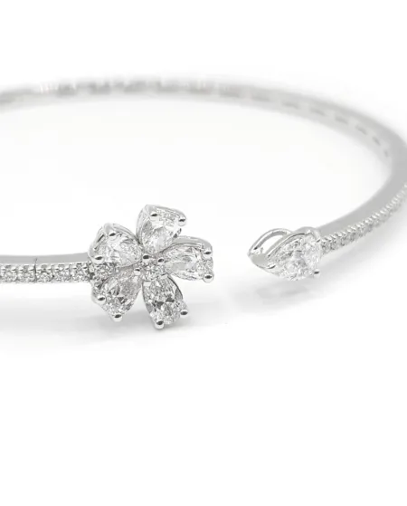 Leo Lace Rigid Bracelet in White Gold with Diamonds Diamonds and Flower