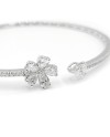 Bracelet rigide Leo Lace en or blanc avec diamants et fleur