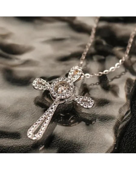Collier Dana Eternelle en or blanc avec croix et pierres