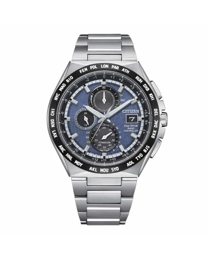Montre Citizen AT8 Chronographe Eco-Drive radiopilotée avec cadran bleu en Super Titanium