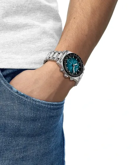 Chronographe Tissot PR516 avec cadran dégradé et bracelet en acier