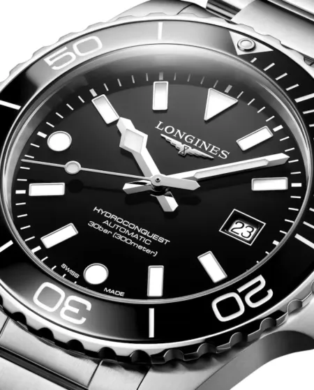 Montre Longines HydroConquest avec cadran noir et bracelet en acier de 42 mm