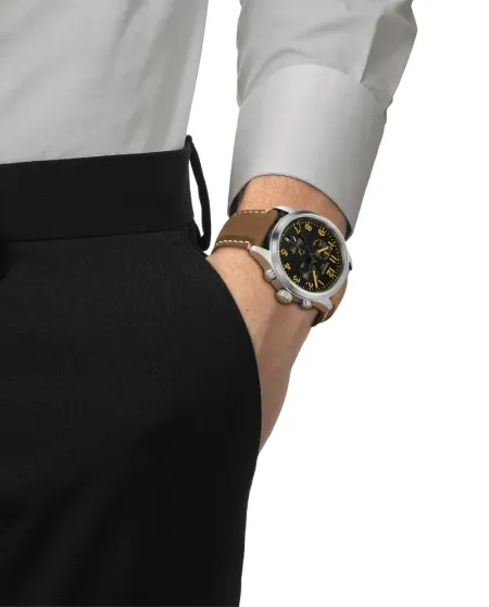 Montre Tissot Chrono L Classic avec cadran noir et bracelet en cuir