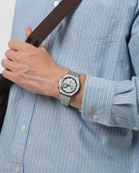 Montre Chronographe Swatch Essential Midnight in the Mirror