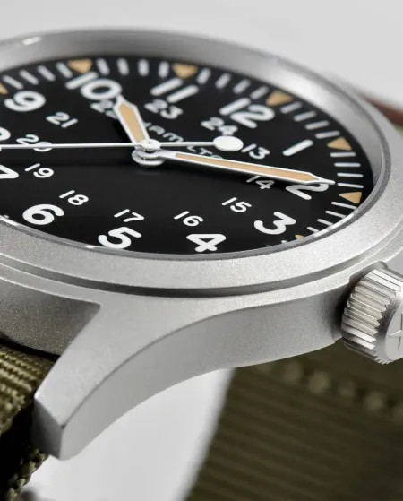 Montre mécanique Hamilton Khaki Field noire avec bracelet NATO en tissu de 42 mm