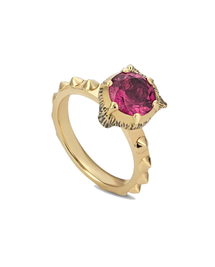Bague Gucci Le Marché des Merveilles en or jaune, ornée de tourmaline rose et de diamants, représentant une tête de félin.
