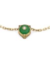 Bracelet Gucci Le Marché des Merveilles en or jaune, jade vert et diamants, orné d'une tête de chat.