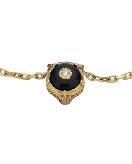 Bracelet Gucci Le Marché des Merveilles en or jaune, onyx noir et diamants, orné d'une tête de félin.