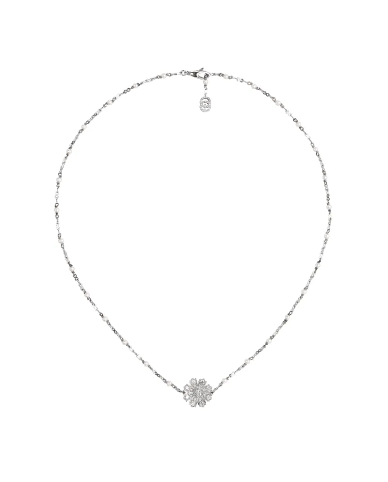 Collier Gucci Flora en or blanc avec diamants et perles, orné d'une fleur et du logo GG